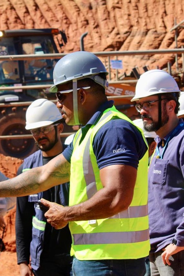 Equipe de segurança do trabalho em inspeção de campo